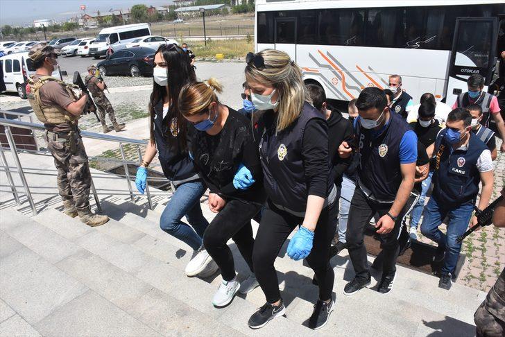 GÜNCELLEME - Kars merkezli 4 ilde "kazanma garantili kupon" vaadiyle dolandırıcılıktan 5 kişi tutuklandı G3