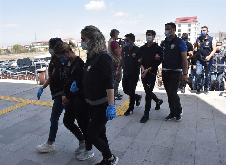 GÜNCELLEME - Kars merkezli 4 ilde "kazanma garantili kupon" vaadiyle dolandırıcılıktan 5 kişi tutuklandı G4