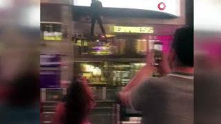 Times Meydanı'nda bir kişi hoverboard ile uçtu