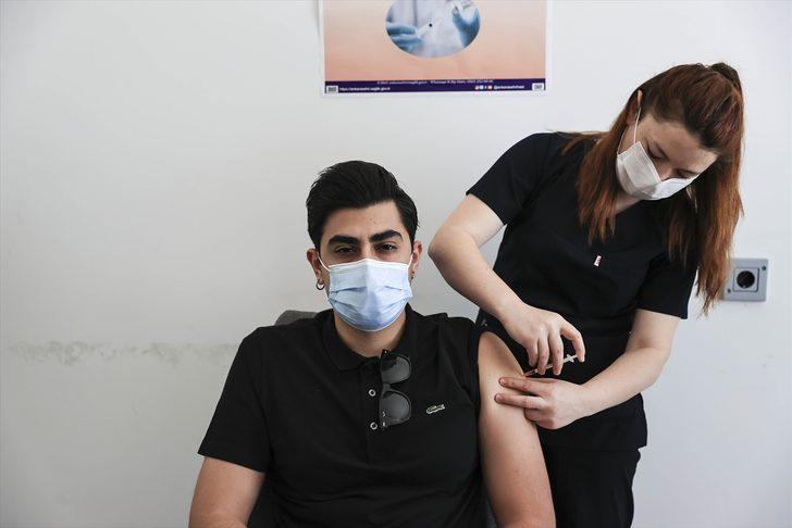 Kovid-19'la mücadelede 25 yaş ve üzerindekilerin aşılanmasına başlandı G1