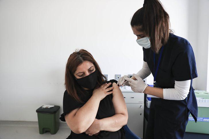 Kovid-19'la mücadelede 25 yaş ve üzerindekilerin aşılanmasına başlandı G2