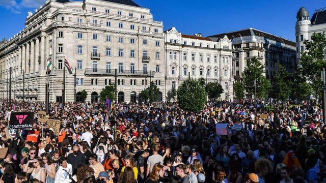 Yasa Budapeşte'de binlerce kişi tarafından protesto edildi.