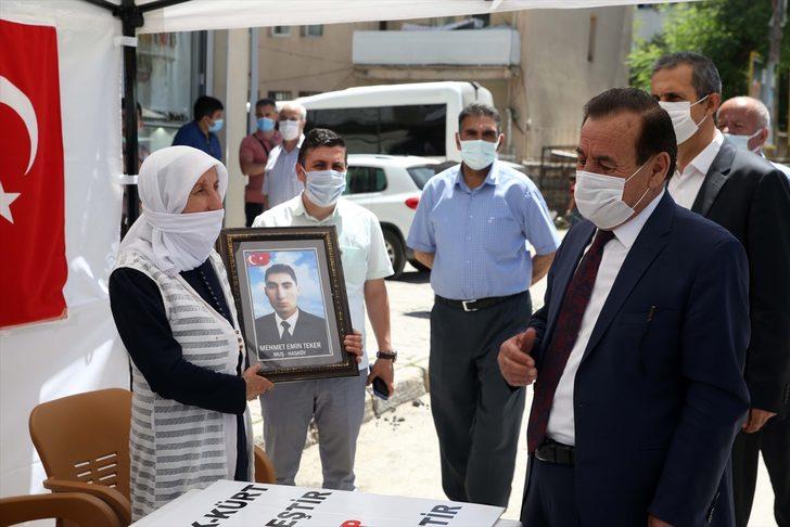 Muş'ta çocukları dağa kaçırılan aileler HDP binası önünde oturma eylemi yaptı G1