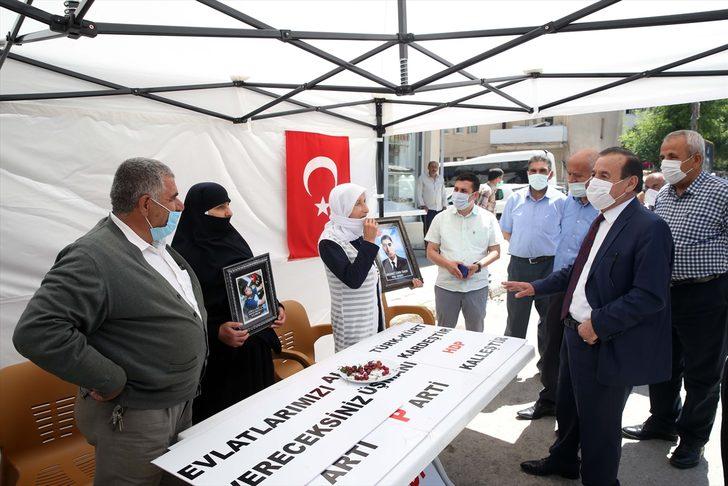 Muş'ta çocukları dağa kaçırılan aileler HDP binası önünde oturma eylemi yaptı G2