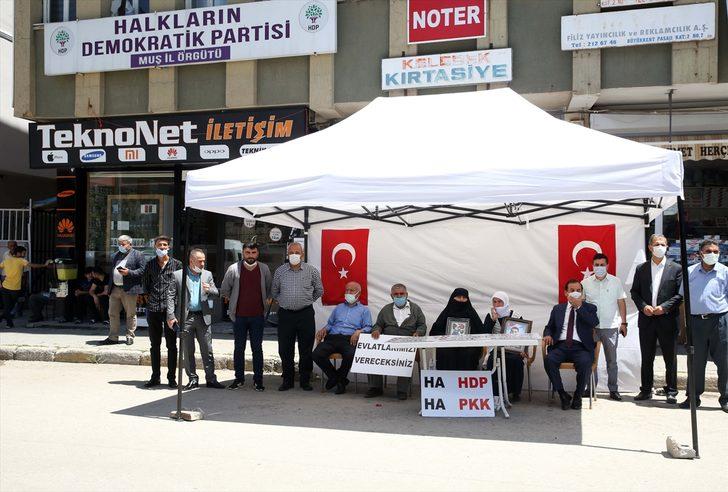 Muş'ta çocukları dağa kaçırılan aileler HDP binası önünde oturma eylemi yaptı G3