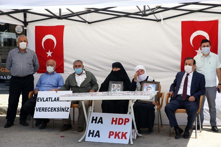 Muş'ta çocukları dağa kaçırılan aileler HDP binası önünde oturma eylemi yaptı G4