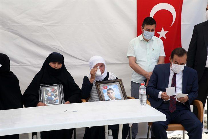 Muş'ta çocukları dağa kaçırılan aileler HDP binası önünde oturma eylemi yaptı G5