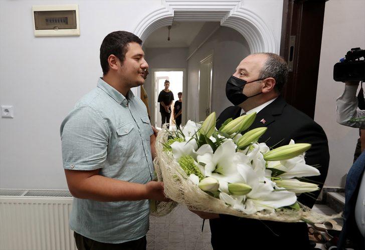 Bakan Varank, Kocaeli'de darbedilen basın mensubunu ziyaret etti G2