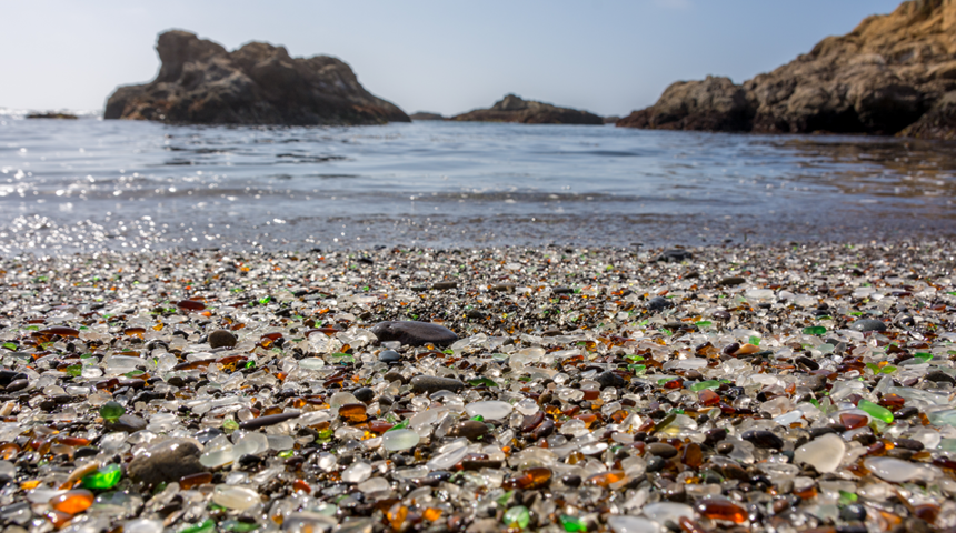 Dünyanın en sıra dışı plajı! Kaliforniya’da cam taşlardan oluşan Fort Bragg plajı mest ediyor