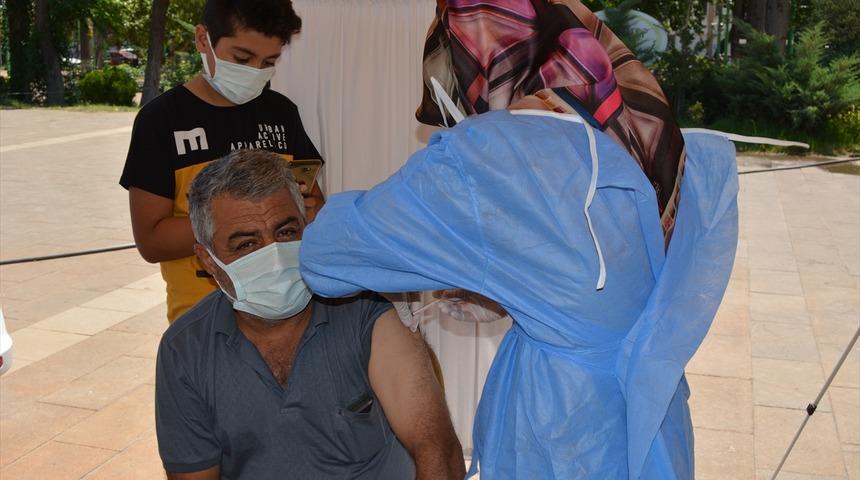 Gaziantep'te 4 kez Kovid-19 aşısı için randevu alıp korkudan gitmeyen kişiyi 12 yaşındaki oğlu ikna etti