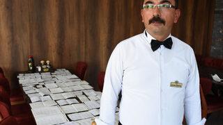 Garson Mustafa'nın şiir aşkı: Müşteri sipariş aldığımı sanıyor ama ben şiir yazıyorum