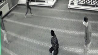 Camide şoke eden olay! Cemaat korku dolu anlar yaşadı