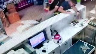 Asma kattan oğlunun üzerine düştü! O anlar kamerada