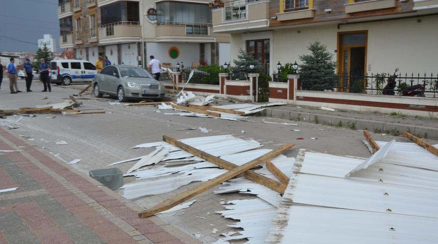 Biga’da aniden çıkan fırtına çatı uçurdu