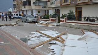 Biga’da aniden çıkan fırtına çatı uçurdu