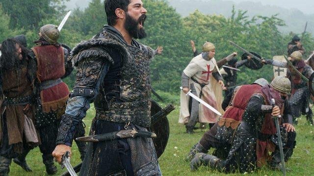 Kuruluş Osman 64. bölüm ve sezon finalinde nefes kesen savaş sahnesi! Kuruluş Osman'da, Osman Bey oğlu Orhan'ı kucağına aldı!