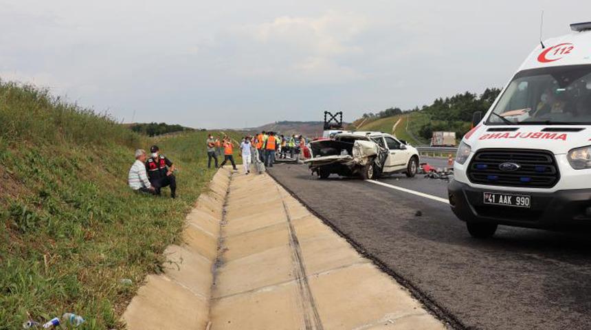 Kahreden &ouml;l&uuml;m! Kaza yapanlara su vermek i&ccedil;in aracından inmişti