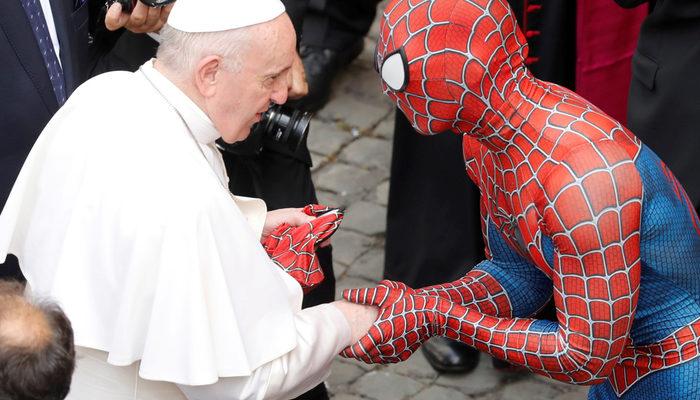 Örümcek adam bir anda Papa'nın önünü kesti! Şaşırtan anlar