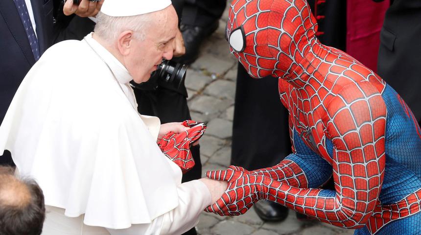 Örümcek adam bir anda Papa'nın önünü kesti! Şaşırtan anlar