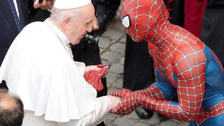 Örümcek adam bir anda Papa'nın önünü kesti! Şaşırtan anlar