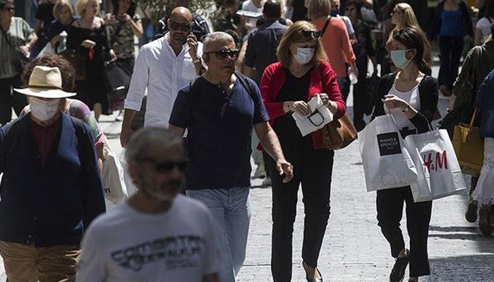 Yunanistan’da açık havada maske takma zorunluluğu kaldırılıyor