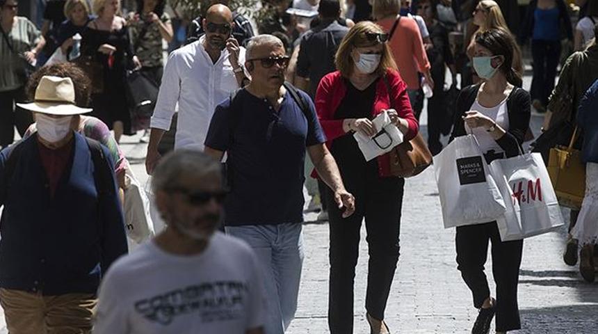 Yunanistan’da açık havada maske takma zorunluluğu kaldırılıyor