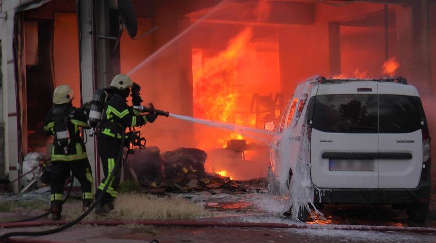 Kozmetik malzemeleri bulunan iş yerinde korkutan yangın