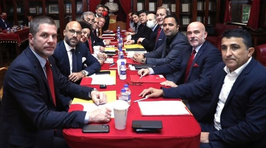 Burak Elmas ve ekibi, Galatasaray Lisesi'nde toplandı