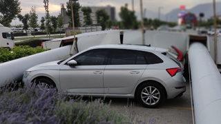 Denizli’de 5 dakikalık kum fırtınası yıktı geçti