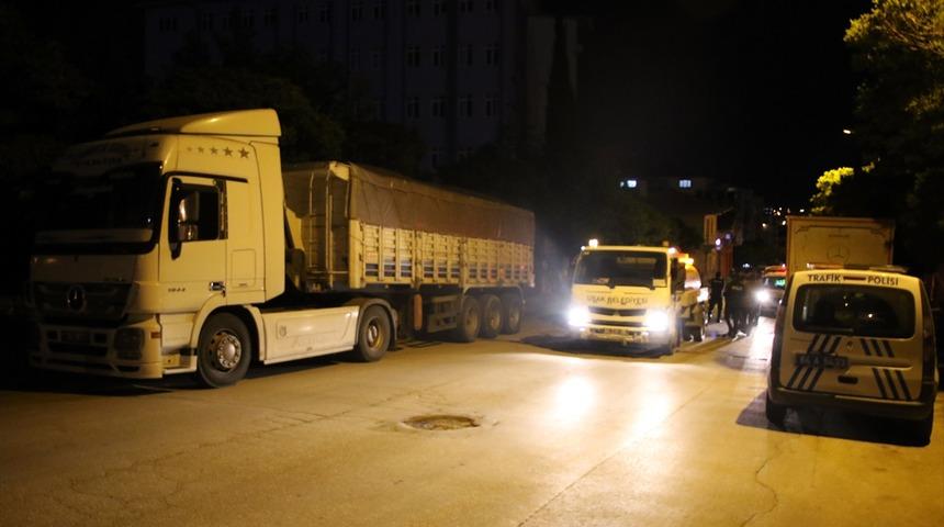 Uşak'ta park halindeki tıra &ccedil;arpan motosiklet s&uuml;r&uuml;c&uuml;s&uuml; hayatını kaybetti