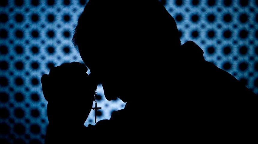 Yunanistan'da mahkemenin kararına tepki gösteren rahip, salondakilere kezzapla saldırdı