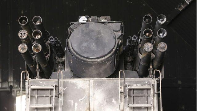 Libya'da etkisiz hale getirilen Rus yapımı Pantsir'lerden biri