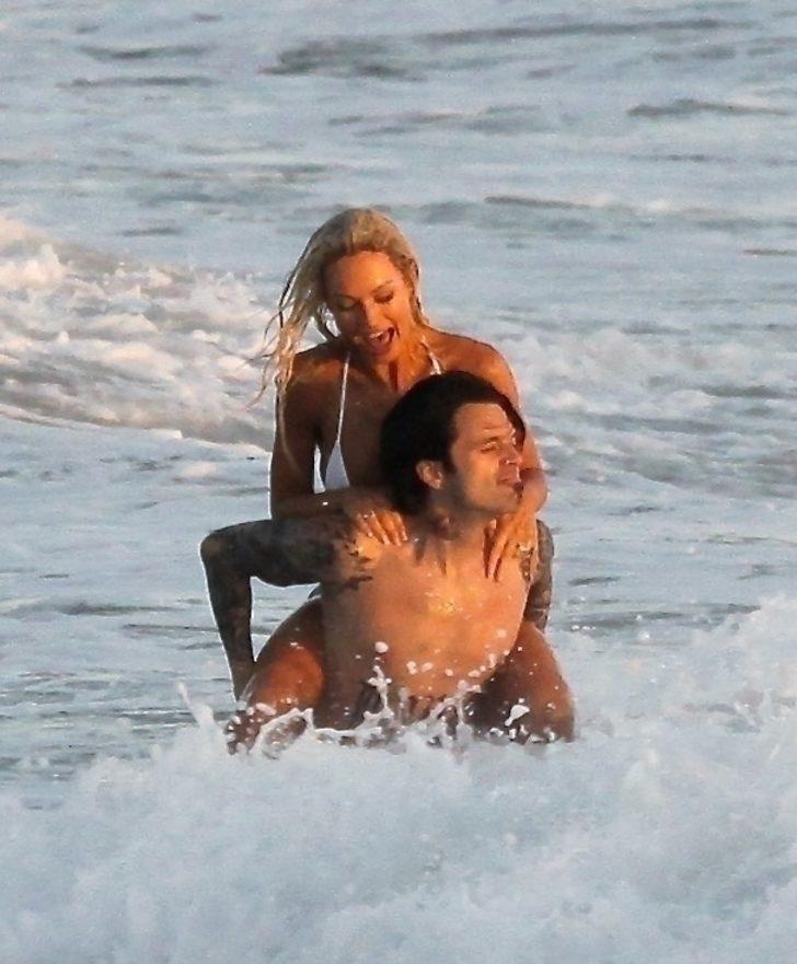 Lily James ve Sebastian Stan kumsal sahnesi için bol bol öpüştü G1