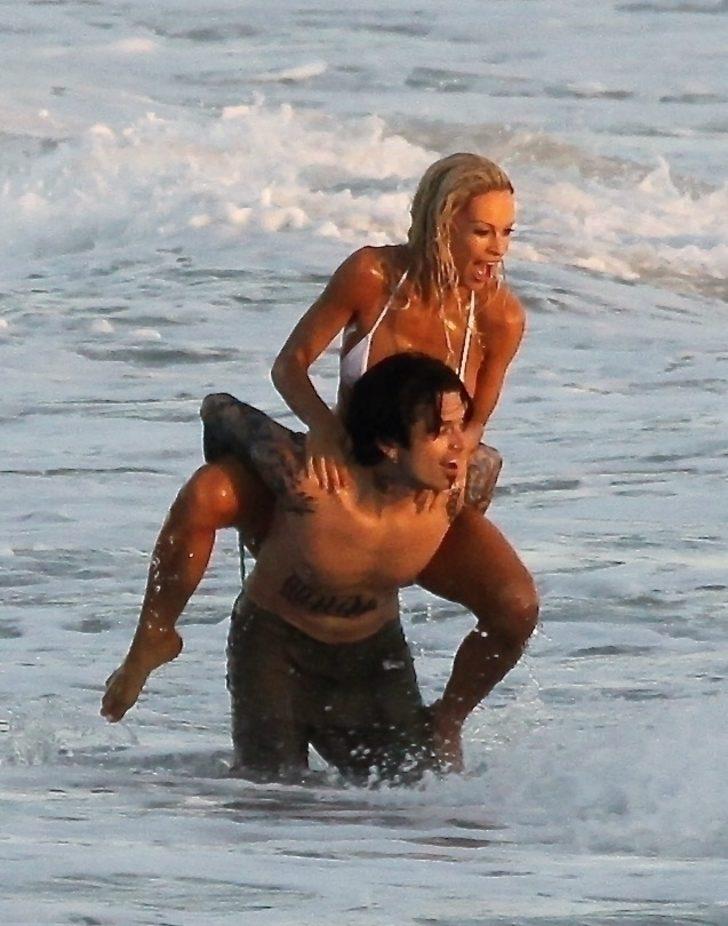 Lily James ve Sebastian Stan kumsal sahnesi için bol bol öpüştü G2