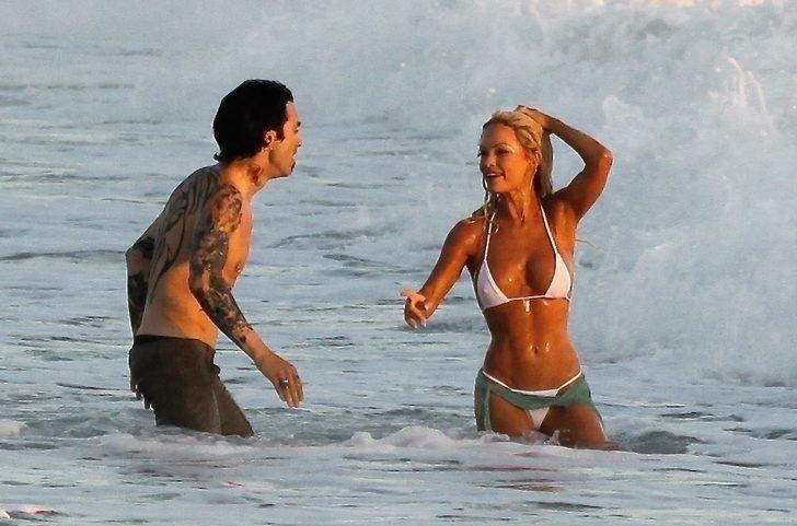 Lily James ve Sebastian Stan kumsal sahnesi için bol bol öpüştü G3