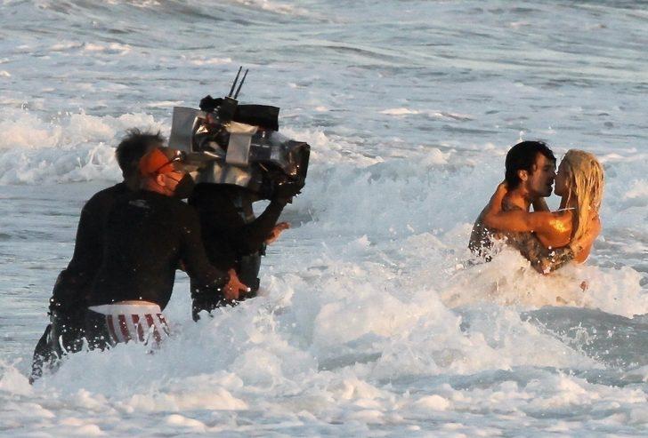 Lily James ve Sebastian Stan kumsal sahnesi için bol bol öpüştü G5