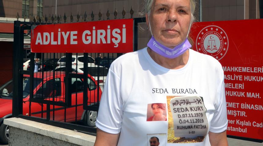 Öldürülen kızının mezar taşı fotoğraflı tişörtüyle duruşmaya geldi: Birileri görsün