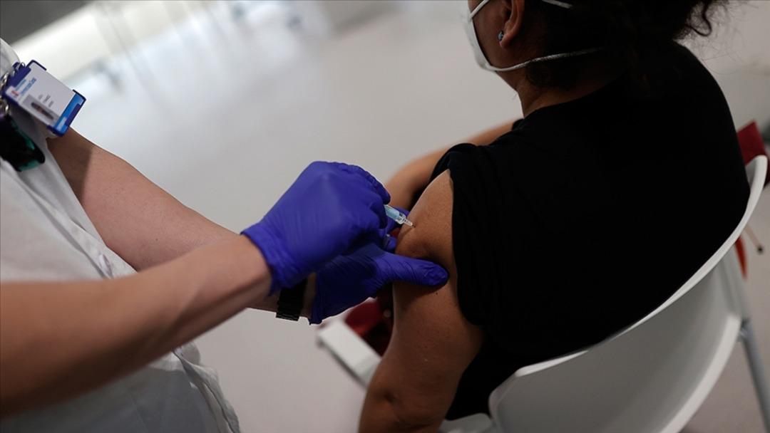 Hamileler ve emziren anneler koronavir&uuml;s aşısı yaptırabilir mi? Hamileye ve bebeğe aşı yapmak zararlı mı? 