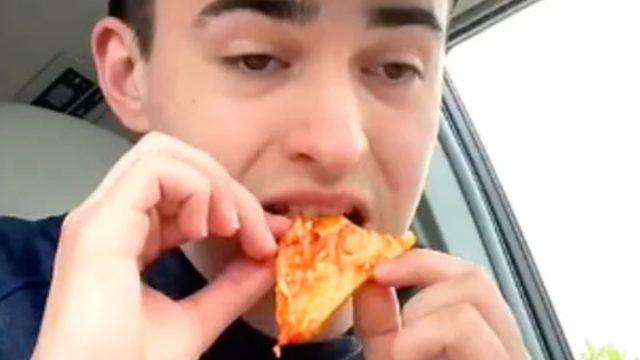 Elon Musk’ın kendisine Tesla vereceğini düşündüğü için 420 günlük pizza yeme meydan okumasını başlattı