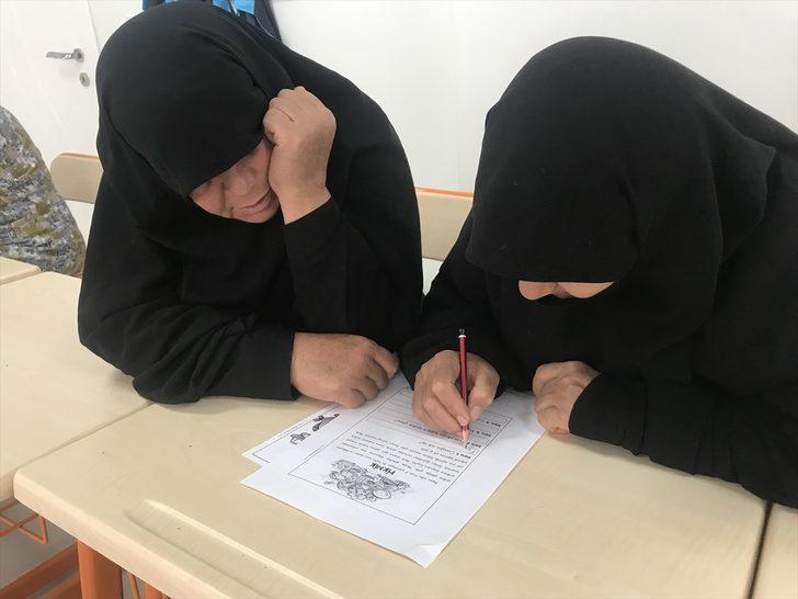 Adıyaman'da 60 yaşından sonra okuma yazma öğrenen kadınlar mezun oldu G3