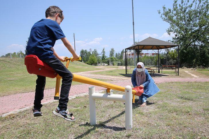 Gönüllü Kovid-19 aşısı yapan ebe, hayatını otizmli oğluna ve mesleğine adadı G3