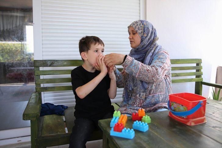 Gönüllü Kovid-19 aşısı yapan ebe, hayatını otizmli oğluna ve mesleğine adadı G4