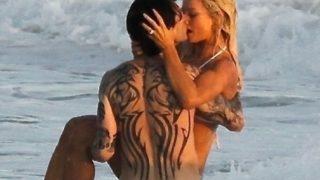 Lily James ve Sebastian Stan kumsal sahnesi için bol bol öpüştü