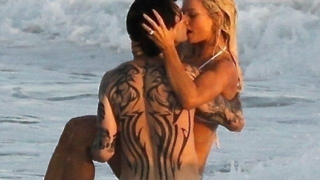 Lily James ve Sebastian Stan kumsal sahnesi için bol bol öpüştü