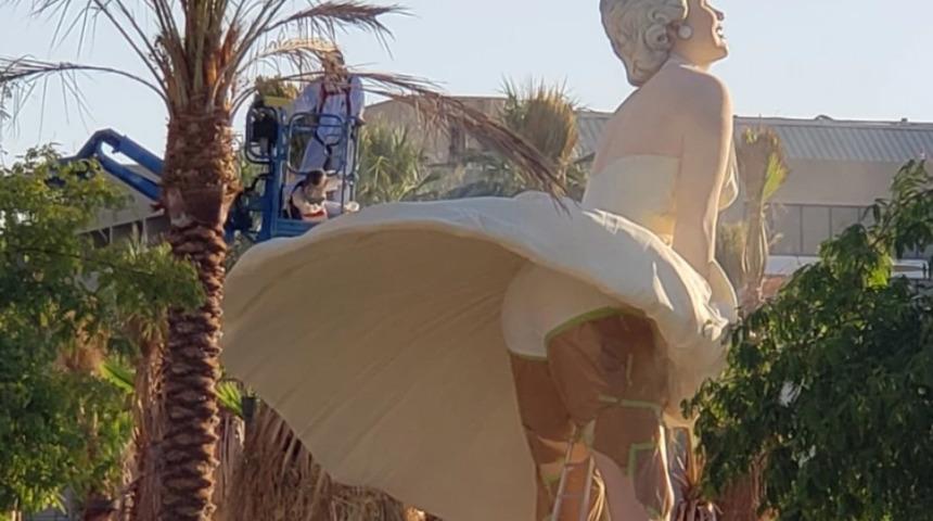 Tüm protestolara rağmen Marilyn Monroe heykeli dikildi! 