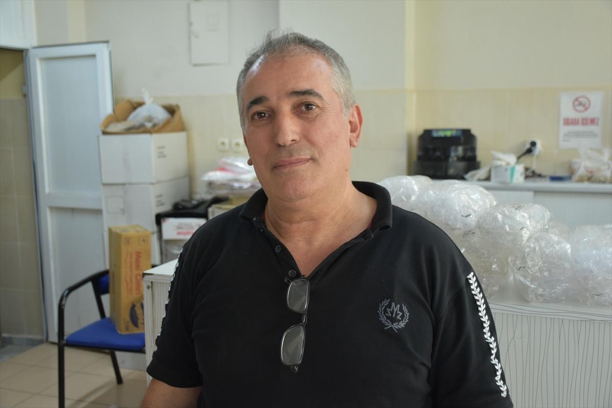 Malatya'da esnafın asma katın &ccedil;&ouml;kmesiyle oğlunun &uuml;st&uuml;ne d&uuml;şmesi kameraya yansıdı