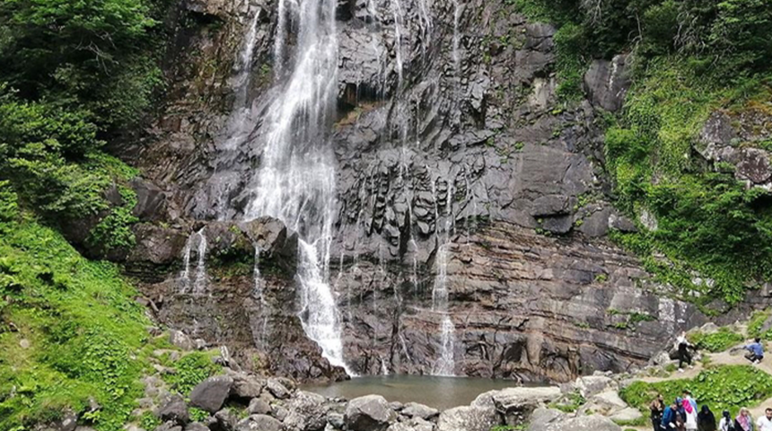 Artvin’in görkemli şelalelerinden Mençuna ziyaretçilerini hayran bırakıyor