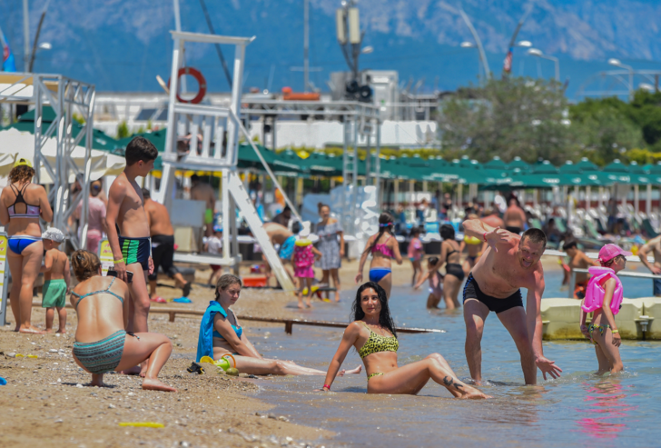 20 binin üzerinde turist! Kısıtlamalar bitti, Rus turistler Antalya'ya akın etti G4