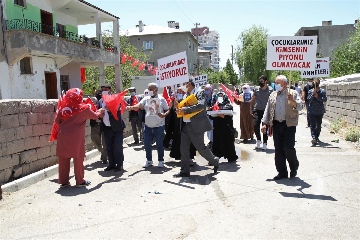 Van'da HDP &ouml;n&uuml;nde eylem yapan anne, kızının PKK'dan ka&ccedil;masının mutluluğunu yaşıyor