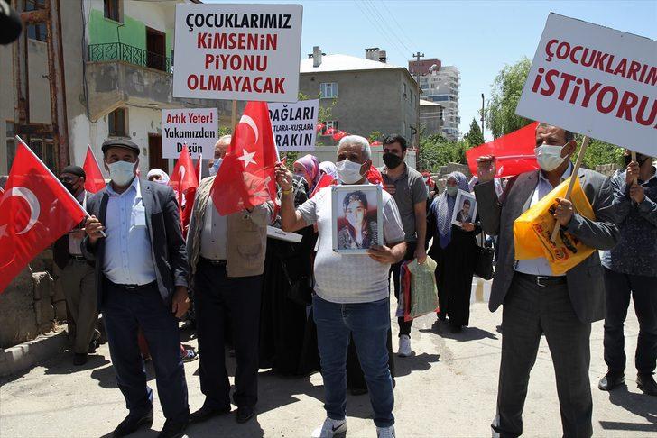 Van'da HDP önünde eylem yapan anne, kızının PKK'dan kaçmasının mutluluğunu yaşıyor G2